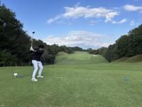 絶景の１５番パー５で青空に向かってドライバーショットを放つ