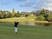 名物ホールの１８番パー４。龍神様が宿る安養坊池越えでグリーンを狙う