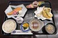 焼き魚に天ぷら盛り合わせが付いた「本日の魚定食」