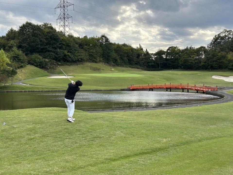 １４番パー４は２打目が池越え。赤い橋が印象的なホール