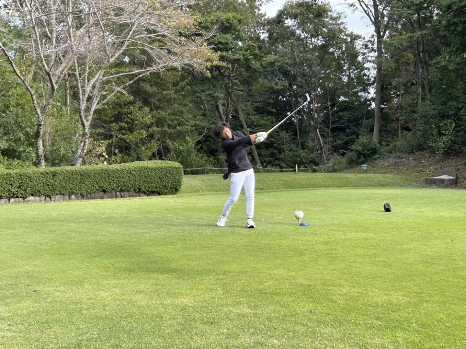 ティーショットを放つ大畑さん