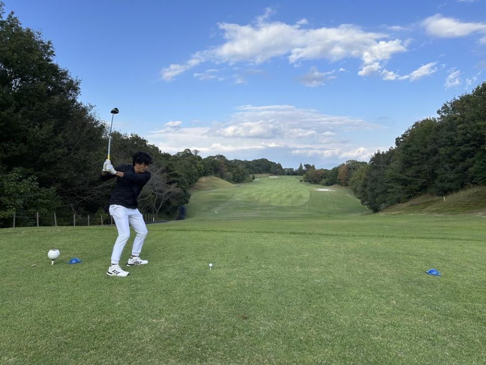 絶景の１５番パー５で青空に向かってドライバーショットを放つ