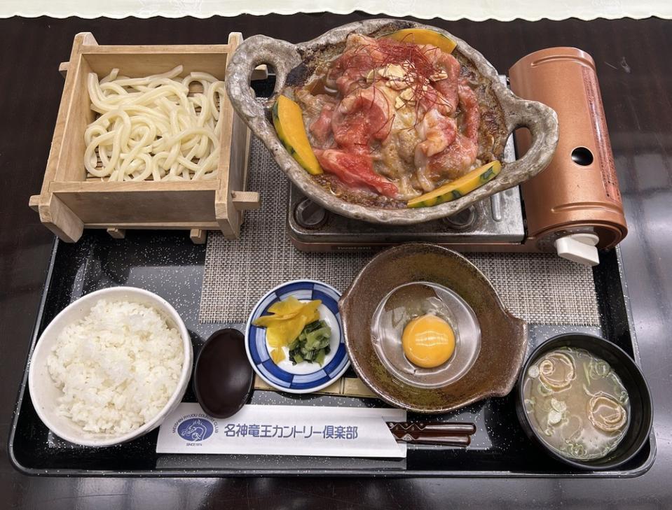 山盛りの和牛と野菜を火山に見立てた「火山焼き定食」