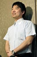 週刊誌で女性問題が報じられることについて、報道陣の質問に 答える大阪市の橋下徹市長