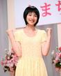 笑顔でガッツポーズする能年玲奈=東京・渋谷区のNHK(撮影・西岡 正)