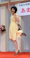 朝ドラヒロインに決まり、ジャンプする能年玲奈=東京・渋谷区のNHK(撮影・西岡 正)