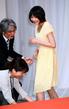 転倒した階段を笑顔で確認する能年玲奈=東京・渋谷区のNHK(撮影・西岡 正)