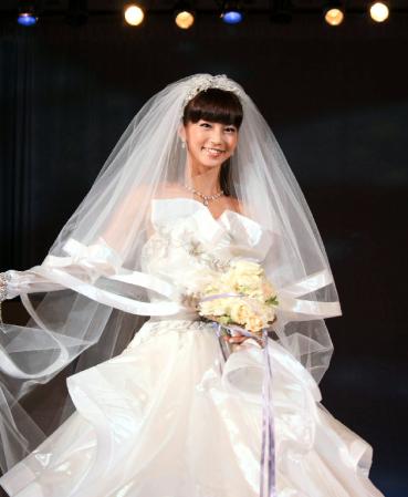 桂由美氏のブライダルファッションショーに出演した安田美沙子