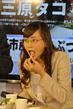 三原タコをほおばる杉原杏璃