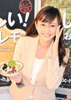 胸のボタンがはちきれそう!珍しいメガネ姿でPRした杉原杏璃