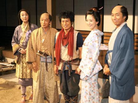 会見に出席した（左から）浅野ゆう子、堺正章、伊藤淳史、水川あさみ、柳葉敏郎