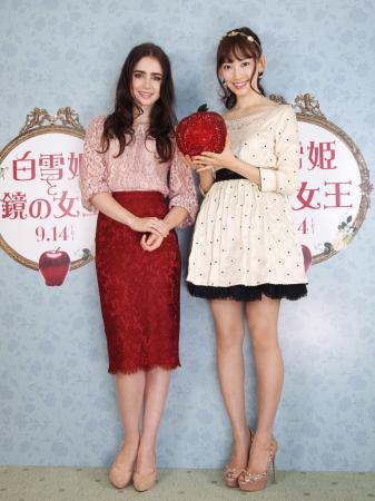 　「白雪姫と鏡の女王」のＣＭに出演する小嶋陽菜（右）と主演のリリー・コリンズ