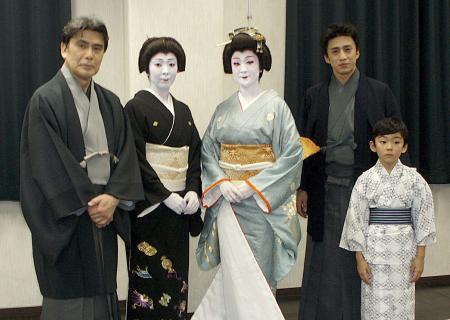　松本流の（左から）松本幸四郎、松たか子、松本紀保、市川染五郎、金太郎