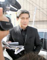 自宅前で取材に応じる松本幸四郎