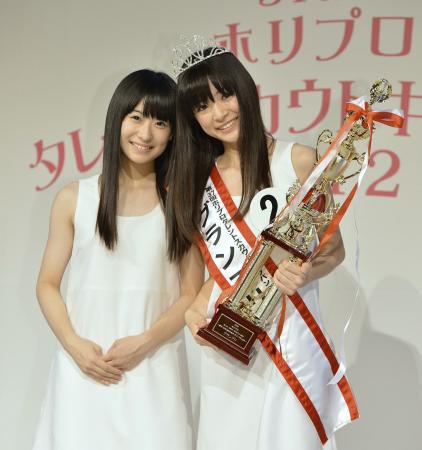 　グランプリに選ばれた菅野莉奈さん（右）と審査員特別賞の川上桃子さん（撮影・出月俊成）