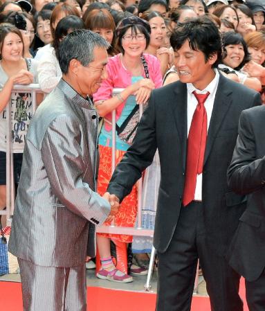 レッドカーペットで柳葉敏郎とがっちり握手を交わす織田裕二