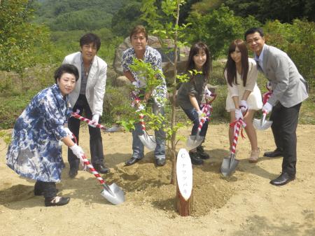 　植樹を行った（左から）三船和子、野口五郎、小金沢昇司、伍代夏子、岩佐美咲、中山秀征