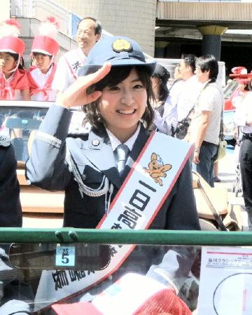 あこがれの女性警官姿で敬礼する南沢奈央