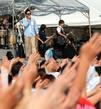 1年振りのライブで大観衆を前に熱唱するコブクロ(撮影・飯室逸平)