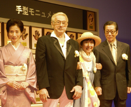 　手形モニュメントの除幕式に参加した（左から）松原智恵子、宍戸錠、和泉雅子、浜田光夫