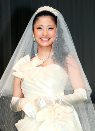 ２０１１年２月、自身がプロデュースしたウエディングドレスを着て、結婚への夢を語った上戸彩