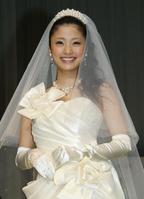 　自身がプロデュースしたウエディングドレスを着て、結婚への夢を語った上戸彩（２０１１年２月）