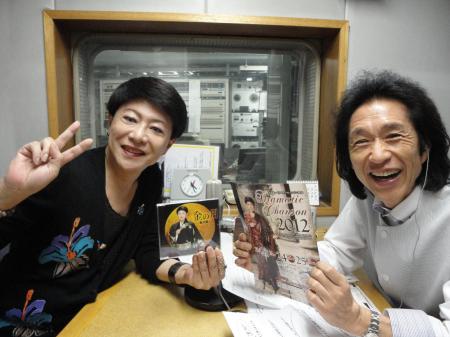 　夏木ゆたか（右）と生放送でトークした美川憲一＝東京・麻布台のラジオ日本