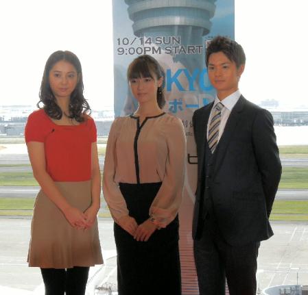 空港で会見を開いた（左から）佐々木希、深田恭子、瀬戸康史＝羽田空港