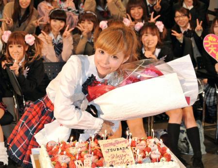 １３日に２７歳の誕生日を迎え、ファンに祝福された益若つばさ＝東京・渋谷