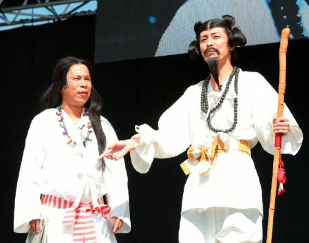 淡路島の「国生み神話」にちなんだ衣装で登場したナインティナイン。岡村（左）と矢部