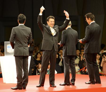 　大阪桐蔭・藤浪の交渉権を引き当てた和田監督（左から２人目）は歓喜のガッツポーズ（撮影・園田高夫）