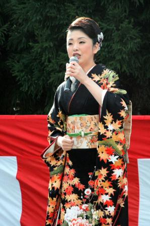 最新曲の舞台である奈良県天川村で「天川しぐれ」を熱唱した多岐川舞子