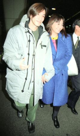 　９６年２月１６日、手をつないでロサンゼルスから帰国、破局説を粉砕した小室哲哉（左）と華原朋美＝成田空港