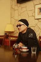 放映された未発表映像の感想を語る高橋まこと=群馬・高崎