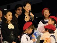 　合唱団の歌を聞き涙を流す吉永小百合（中央奥）＝宮城・石巻のワーナー・マイカル・シネマズ新石巻