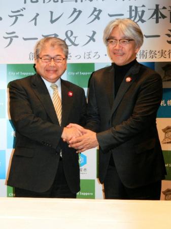 　札幌国際芸術祭２０１４のゲストディレクターに就任した坂本龍一（右）＝東京・日比谷の日本外国特派員協会