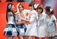 脱退する増田有華(左から2人目)との別れを惜しむ2期生の河西智美、小林香菜、宮澤佐江(右から)。左は倉持明日香=12月17日、東京ドームシティホール