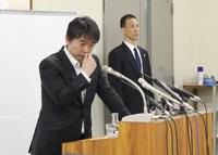 身内の不祥事続出に、頭が痛い様子の維新・橋下徹代表代行=大阪市役所
