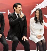 悪女像のイメージを問われ自身の体験談をほうふつさせる回答をする高嶋政伸(右は仲間由紀恵)=東京メディアシティ(撮影・会津智海)