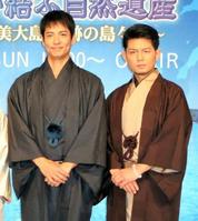 的場浩司(右)との親交を明かした沢村一樹=東京・銀座