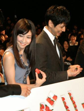 看板に使用されたイチゴを取り出す（左から）竹内結子、西島秀俊＝東京・有楽町の日劇