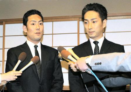 市川團十郎さんの死を悼みコメントを発表した中村勘九郎（左）と中村七之助