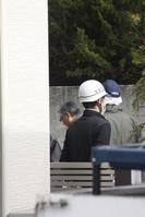 落ち込んだ様子で消防、警察による実況検分に立ち会う宍戸錠(左)=東京・世田谷区