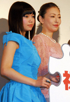 初日舞台あいさつに登場した(左から)二階堂ふみ、松雪泰子=東京・日比谷のTOHOシネマズ スカラ座