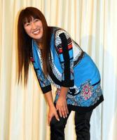 ひざをかばうポーズでおどける北斗晶=東京・半蔵門のTOKYO MXテレビ