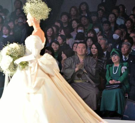 카츠라 유미와 더불어 쇼를 지켜 흰색 펭 (앞줄 오른쪽에서 두 번째) = 양국 국 기관 (촬영 · 아이즈 智 海)