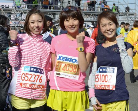 　見事に完走しガッツポーズを決める（左から）女優の阪田瑞穂、タレントの西谷綾子、キャスターの魚住咲恵