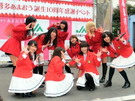 「あまおう」の１０周年イベントで熱唱するＬｉｎＱ＝東京・新宿ステーションスクエア