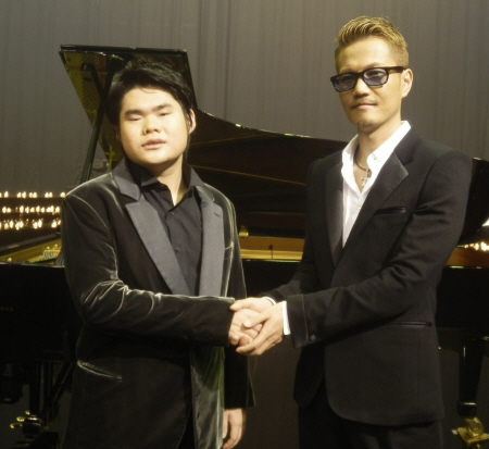 　辻井伸行さん（左）とガッチリ握手するＡＴＳＵＳＨＩ