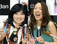 横に並んで顔の大きさを比べるキンタロー。(左)と大爆笑の道端アンジェリカ